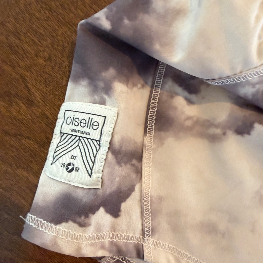 oiselle Women's Athletic Shorts in White and Gray Cloud Print - Picture 2 of 6